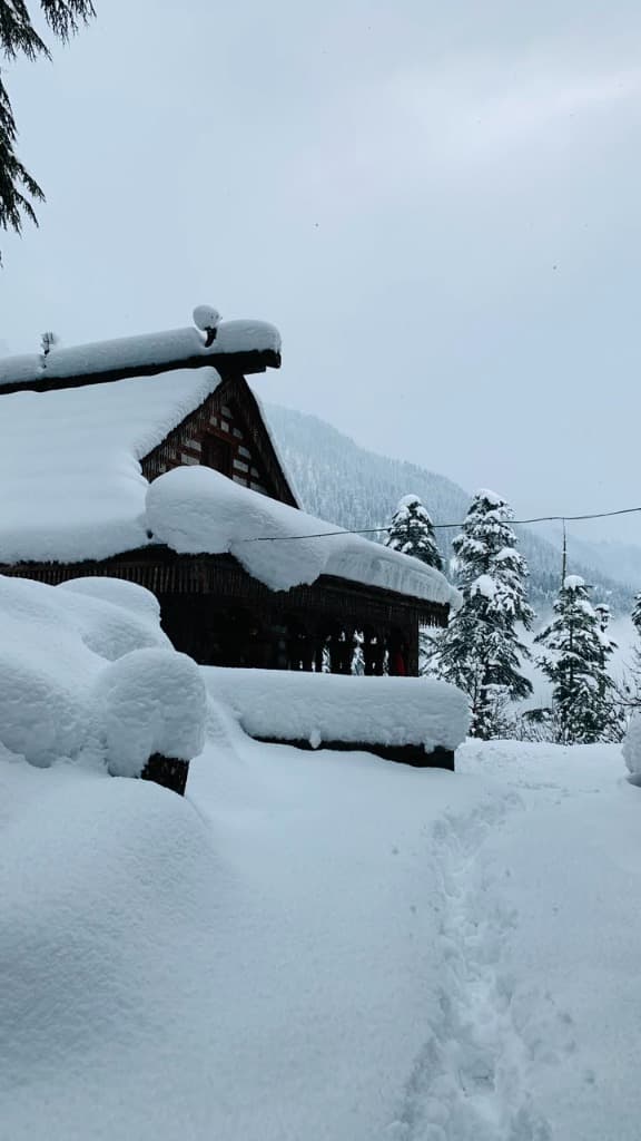 Dev Homestay in Winter Snow